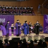 【附视频】这批来自35个国家的本科生在上海毕业了！东方明珠塔为他们点亮“上纽紫”