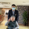 这个年轻帅哥成为上海首个作为重点引进人才落户的养老护理员_重复