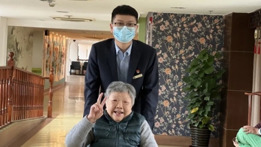 这个年轻帅哥成为上海首个作为重点引进人才落户的养老护理员_重复